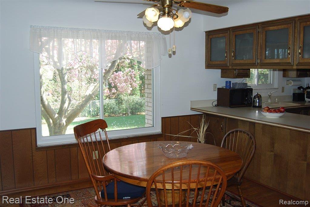 2063 Wayward Drive Rochester, MI 48309 - Photo 5 of 11 Eating Area view 2