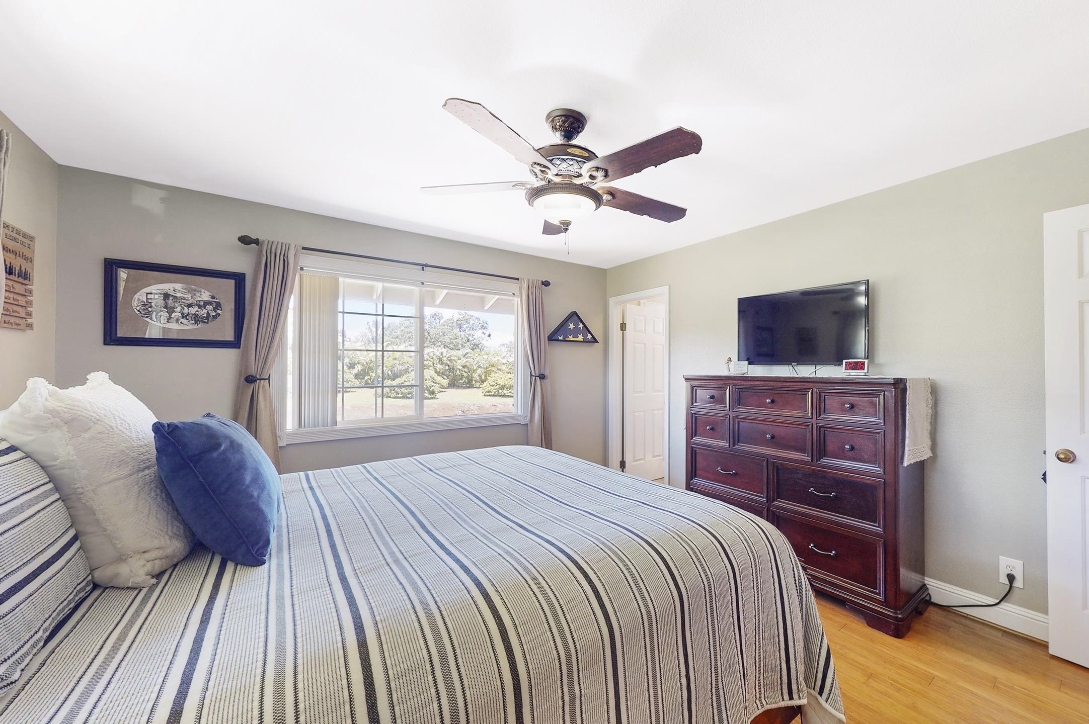 1480 Hog Back Road, Unit 1480 HOG BACK ROAD Haiku, HI 96708 - Photo 7 of 29 a bedroom with a bed and a tv on the dresser