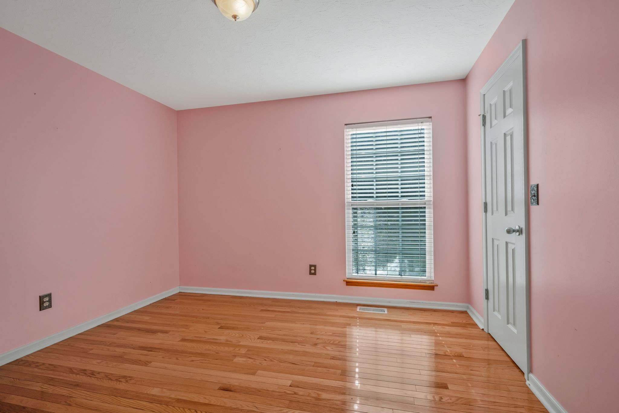 1427 St Paul Road Charlotte, TN 37036 - Photo 22 of 38 a view of a livingroom with wooden floor and a window