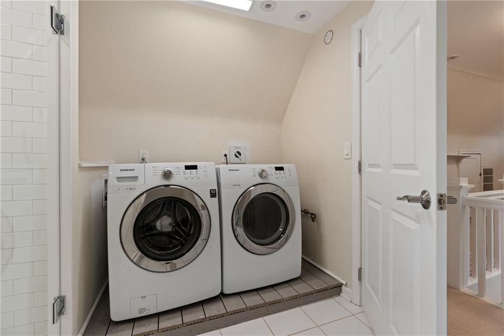 943 Wellesley Road Pittsburgh, PA 15206 - Photo 22 of 34 a utility room with dryer and washer