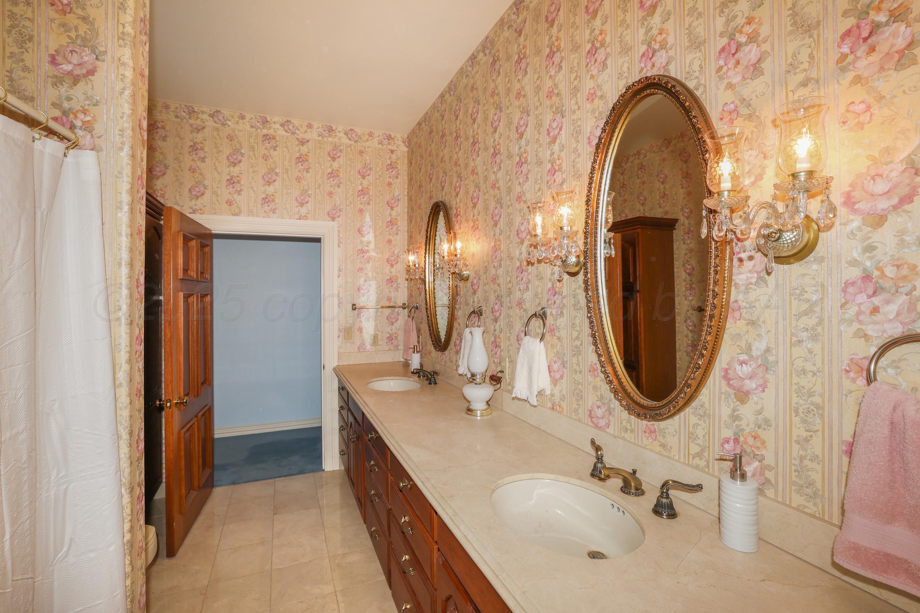 1401 County Road K Panhandle, TX 79068 - Photo 28 of 53 a en suite bathroom with a sink and a mirror