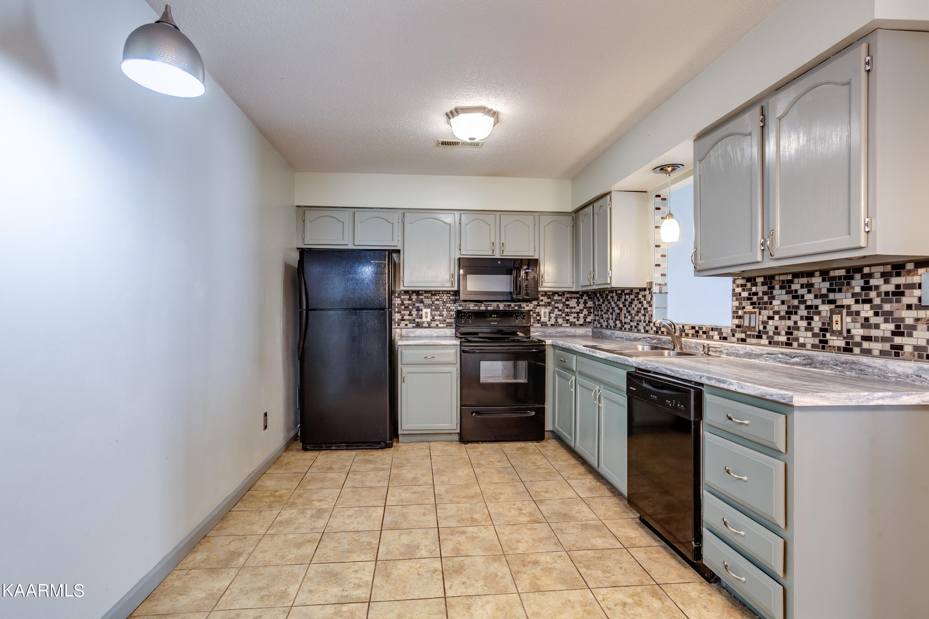 8055 Intervale Way Powell, TN 37849 - Photo 7 of 26 010230308-1-8055IntervaleWayPowellTN-SMA