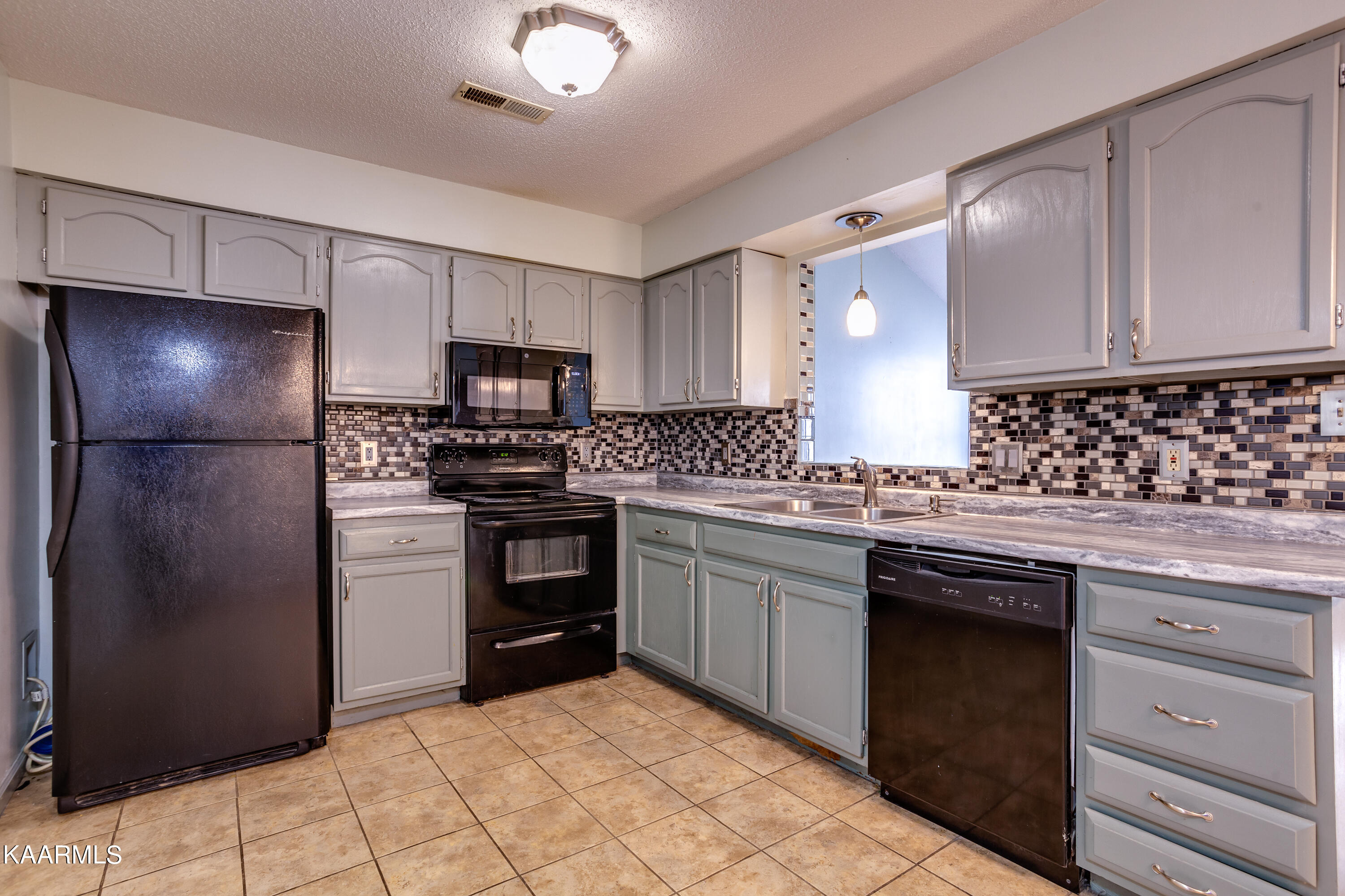 8055 Intervale Way Powell, TN 37849 - Photo 8 of 26 011230308-1-8055IntervaleWayPowellTN-SMA