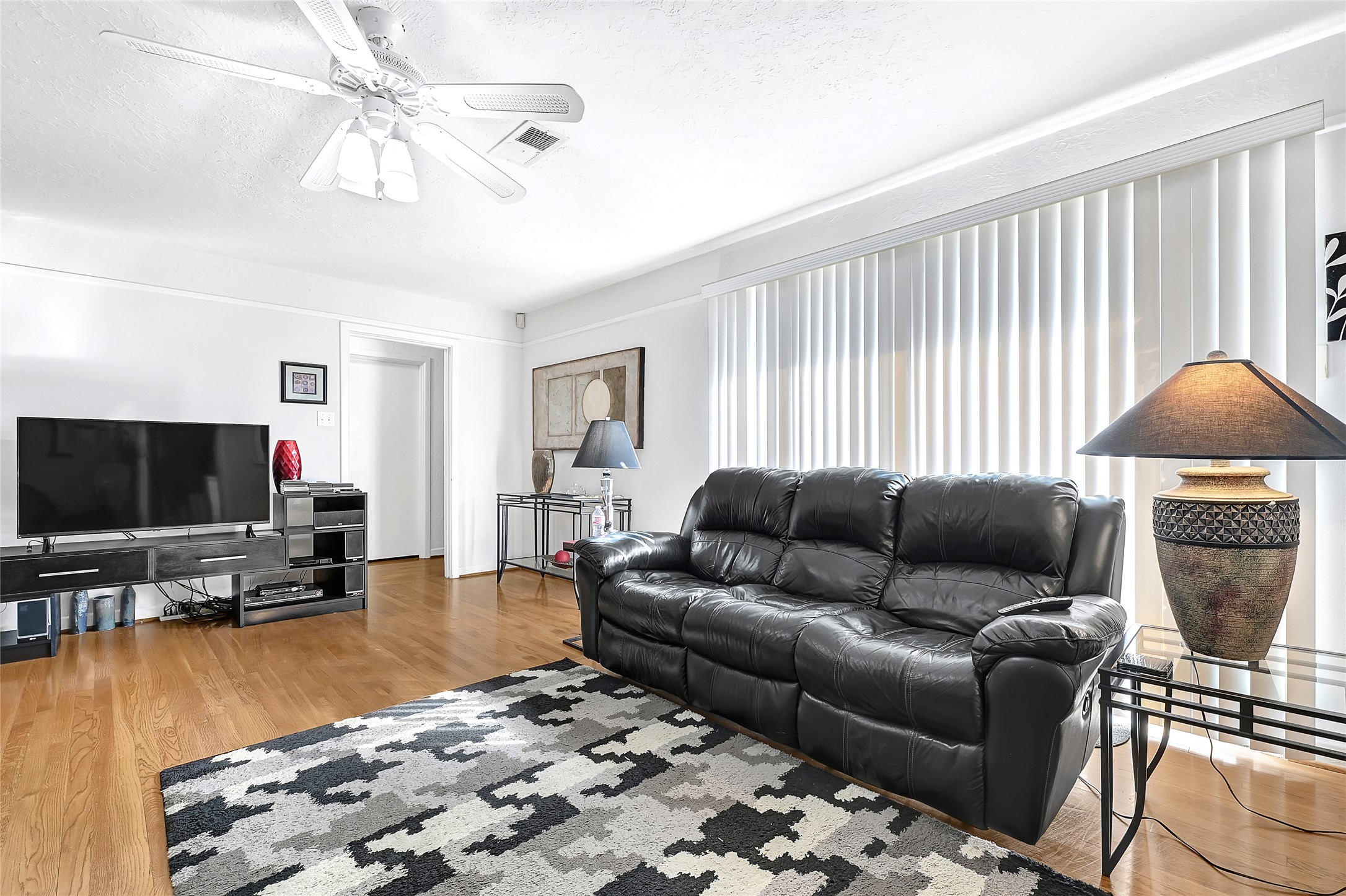 4831 Knickerbocker Street Houston, TX 77035 - Photo 20 of 50 Spacious family room with hardwood flooring, natural light, and modern design.