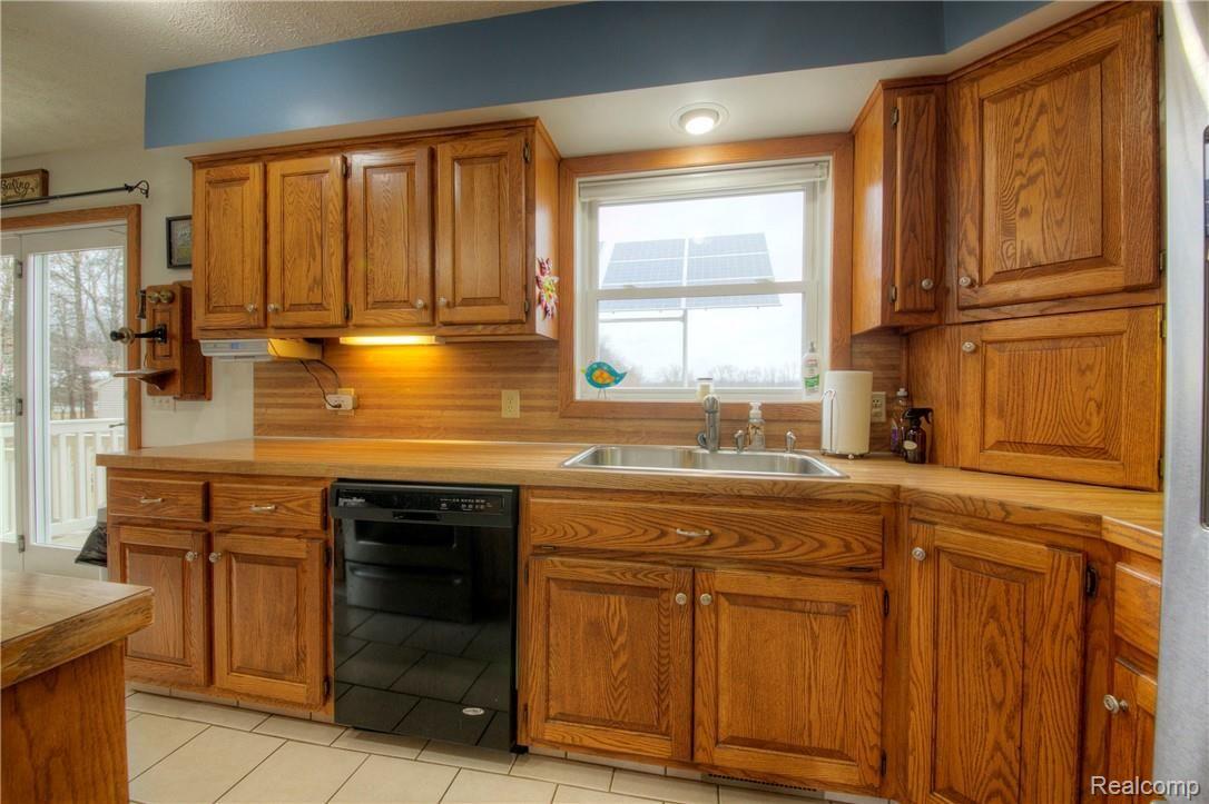 9213 Coleman Road Haslett, MI 48840 - Photo 17 of 99 Solid Oak Front Cabinets