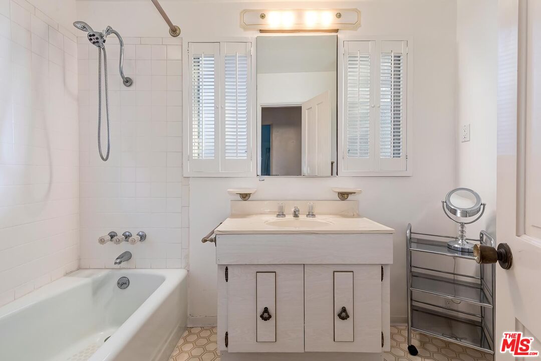 213 South Rodeo Drive Beverly Hills, CA 90212 - Photo 15 of 18