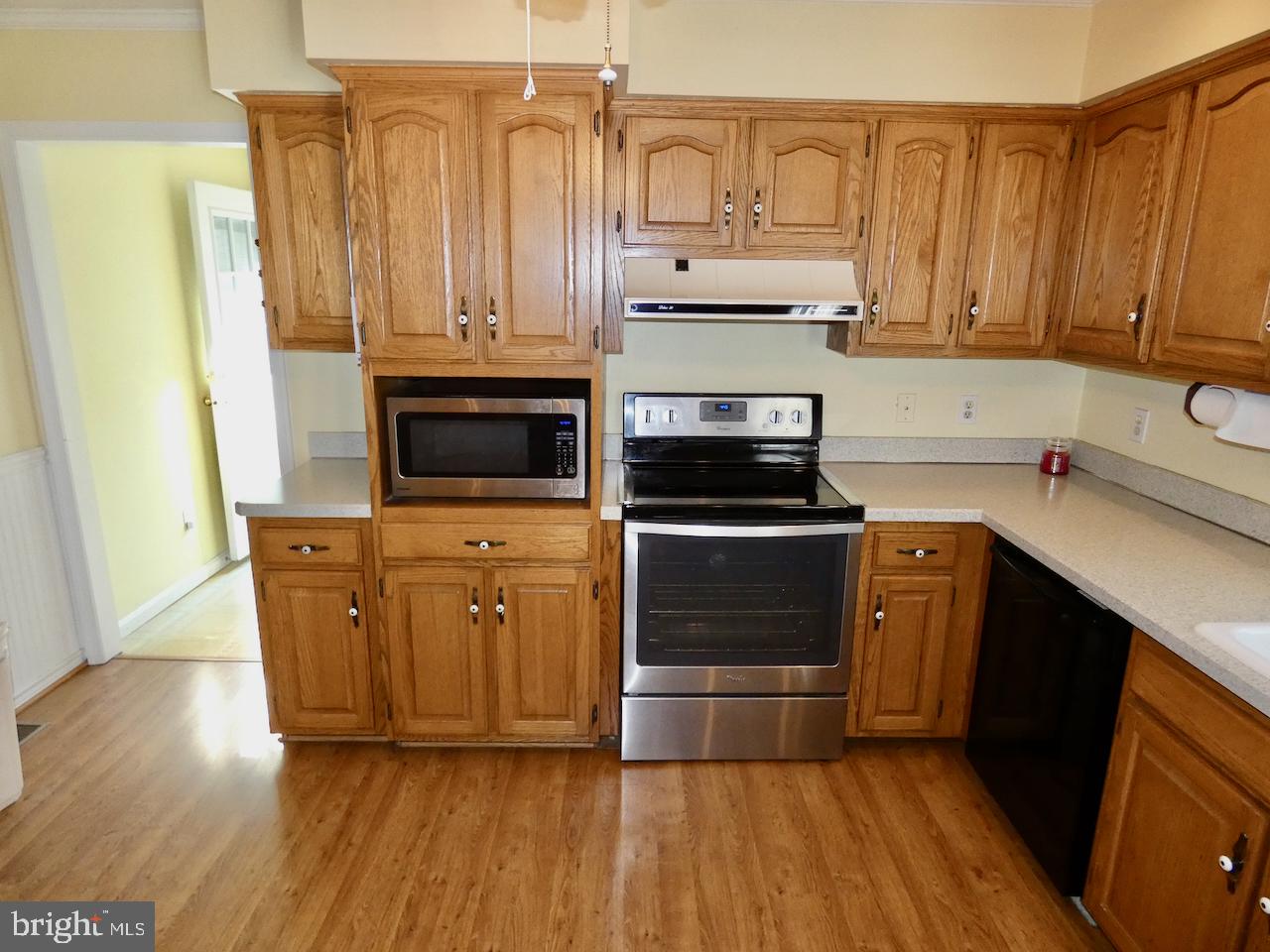 260 Clarks Corner Road New Castle, DE 19720 - Photo 18 of 85 Warm oak kitchen with modern appliances.