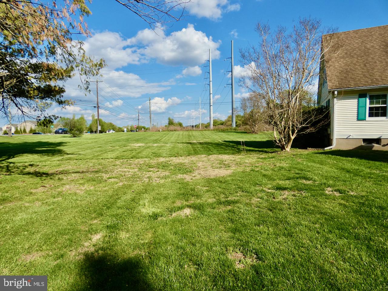260 Clarks Corner Road New Castle, DE 19720 - Photo 80 of 85 Spacious green lawn under blue skies.