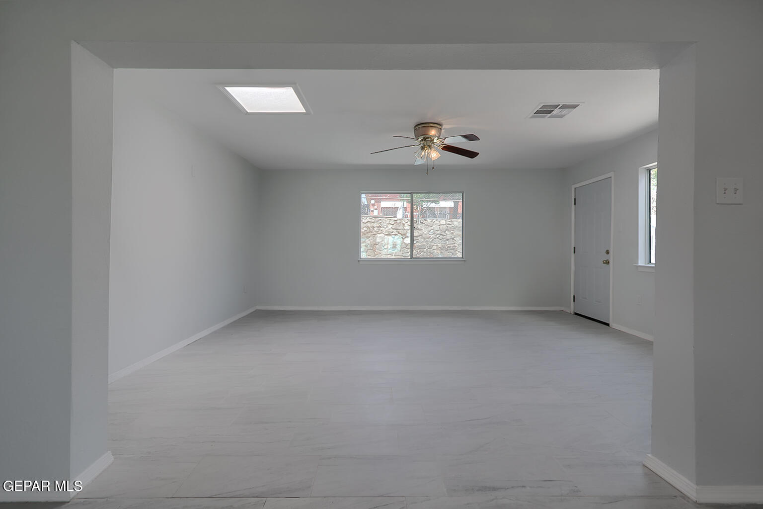6247 Arapaho Road El Paso, TX 79905 - Photo 14 of 43 an empty room with windows and mirror