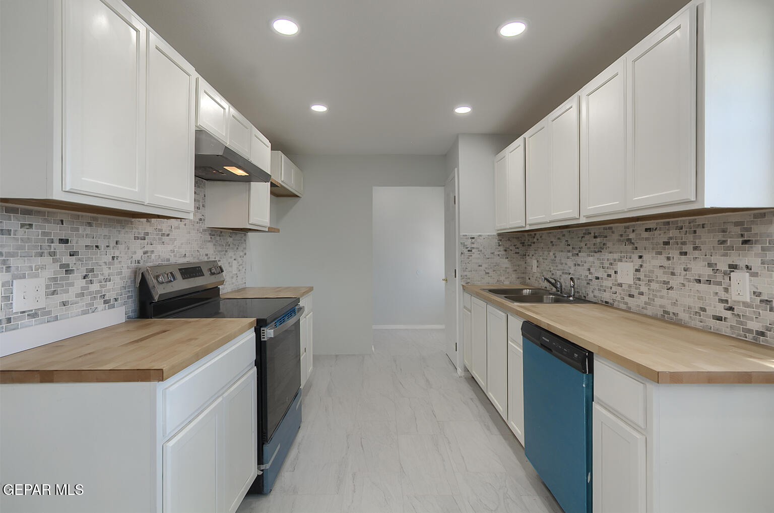 6247 Arapaho Road El Paso, TX 79905 - Photo 19 of 43 a kitchen that has a sink and a stove in it