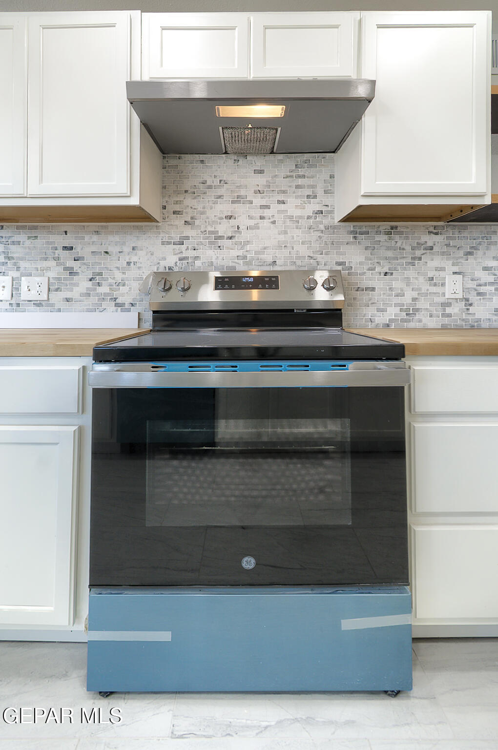 6247 Arapaho Road El Paso, TX 79905 - Photo 23 of 43 a stove top oven sitting inside of a kitchen