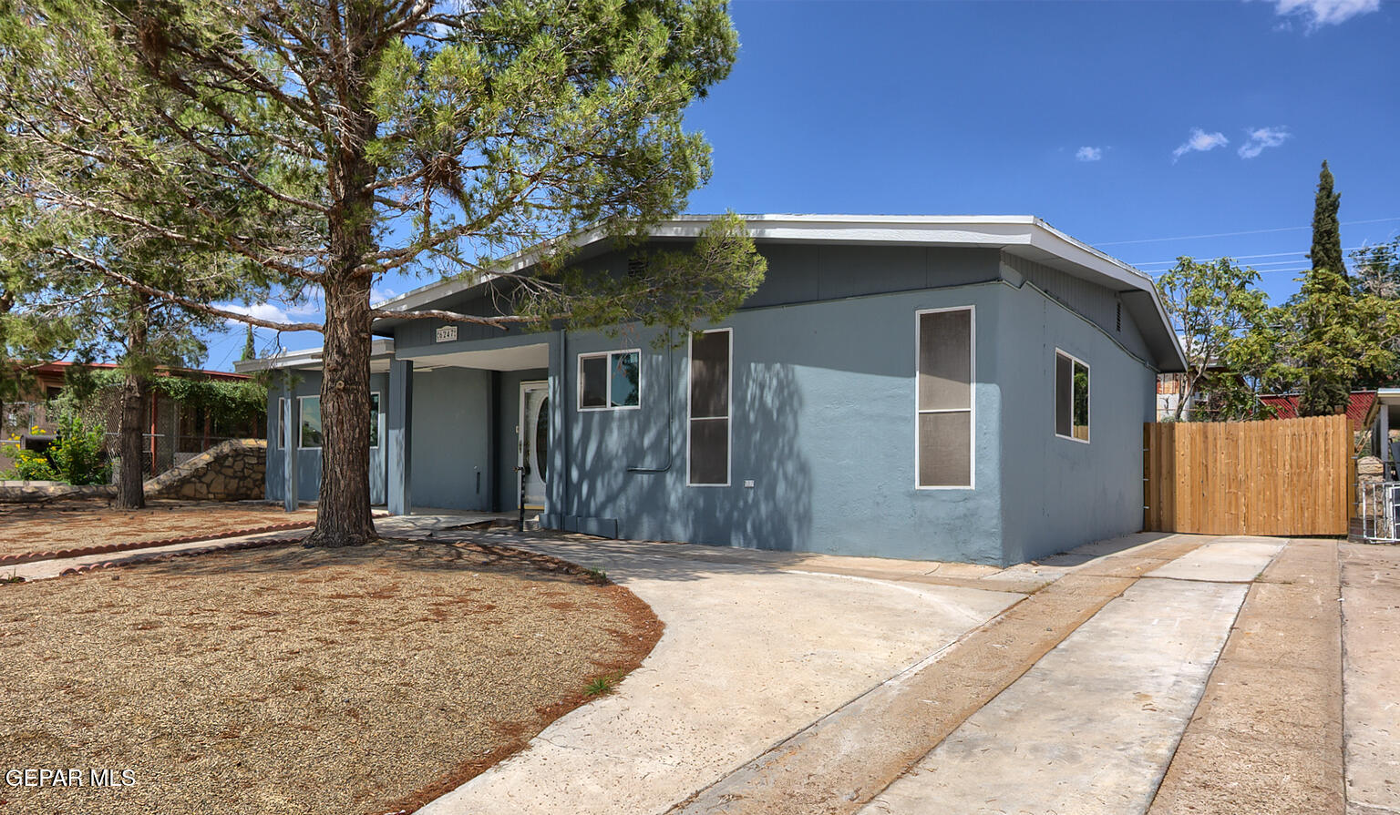6247 Arapaho Road El Paso, TX 79905 - Photo 4 of 43 a front view of a house with a yard