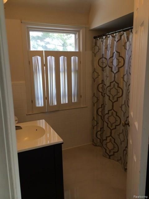 352 Ridgemont Road Grosse Pointe, MI 48236 - Photo 14 of 20 bath2.jpg