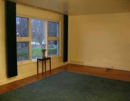 1821 Greentree Road Pittsburgh, PA 15220 - Photo 3 of 8 Living Room.