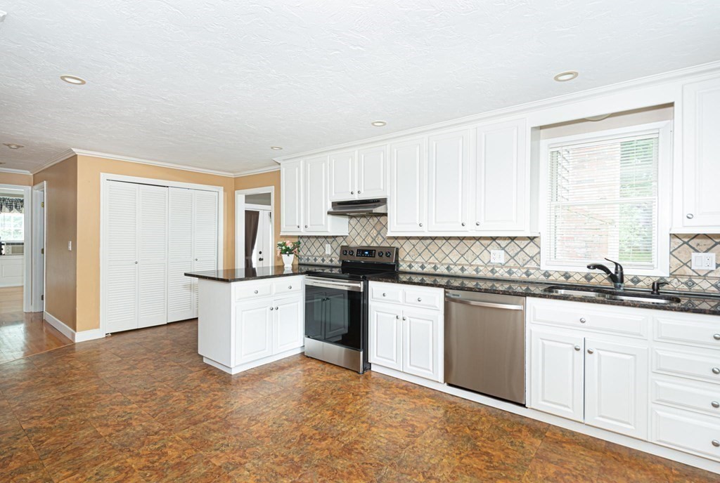 42 Browning Road Shrewsbury, MA 01545 - Photo 5 of 26 Gallery Image 5