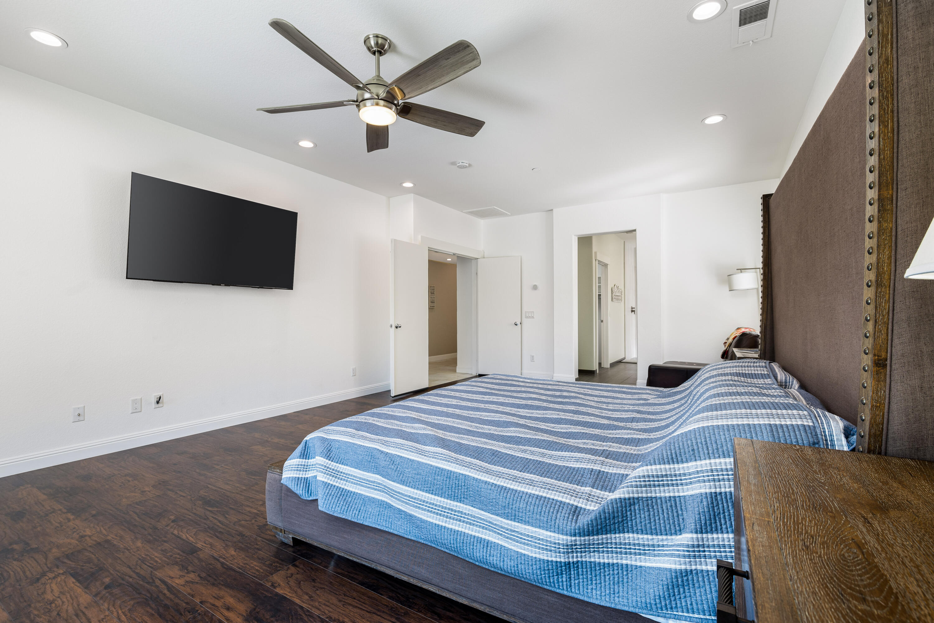 985 Alta Ridge Palm Springs, CA 92262 - Photo 32 of 44 a bedroom with a bed and a flat screen tv