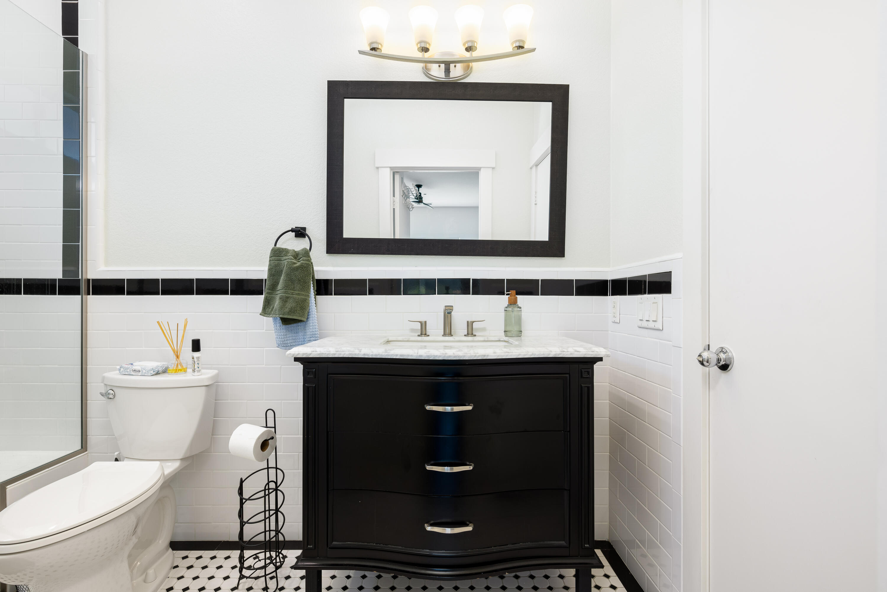 985 Alta Ridge Palm Springs, CA 92262 - Photo 39 of 44 a bathroom with a toilet sink and mirror