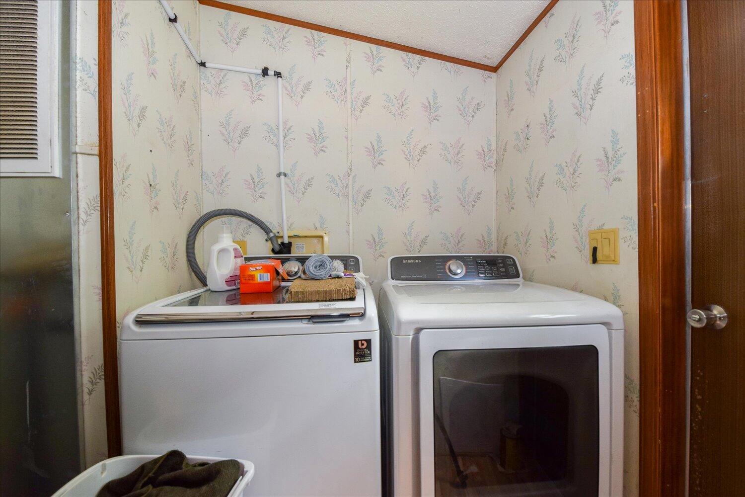 6423 Meacham Road Salem, VA 24153 - Photo 18 of 29 a utility room with dryer and washer