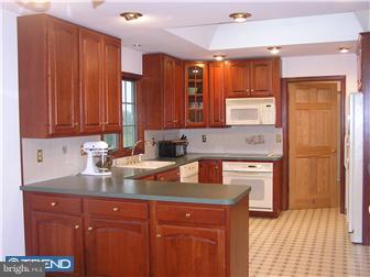 382 Sharon Road Hightstown, NJ 08520 - Photo 5 of 9