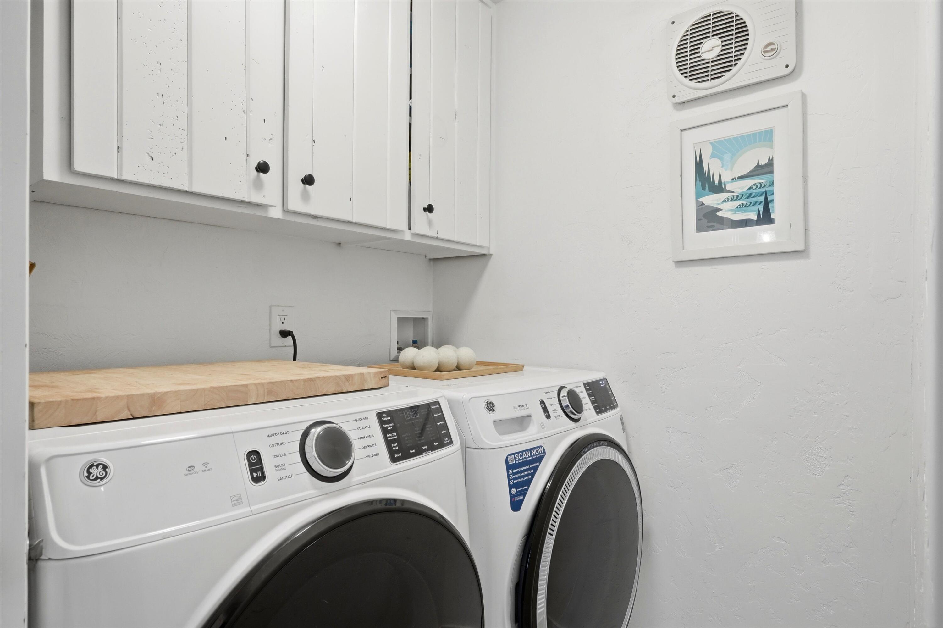 61280 Larsen Road Bend, OR 97702 - Photo 19 of 58 a utility room with dryer and washer