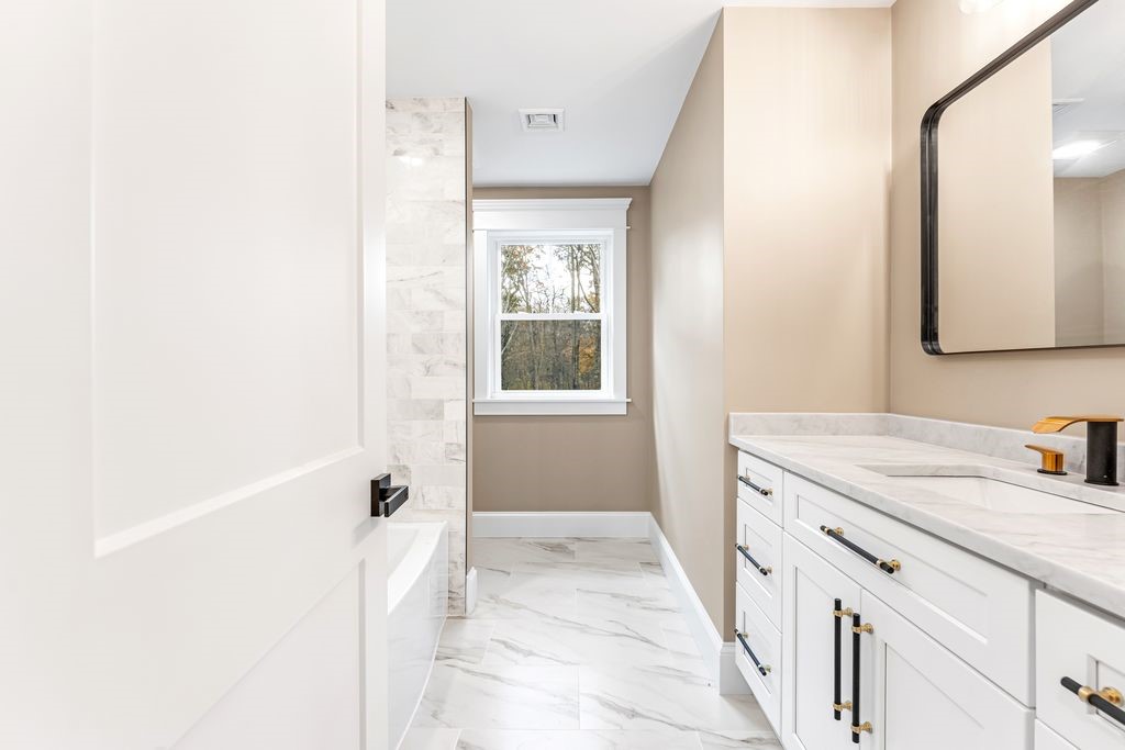 140 South Pier Road Narragansett, RI 02882 - Photo 30 of 40 2nd Floor - Full Hall Bathroom