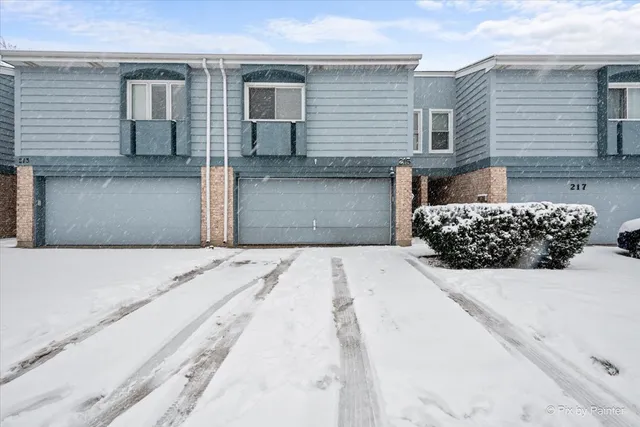 $345,500 | 215 Lakeshore Lane, Bloomingdale, IL 60108