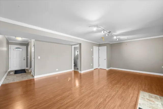 $345,500 | 215 Lakeshore Lane, Bloomingdale, IL 60108