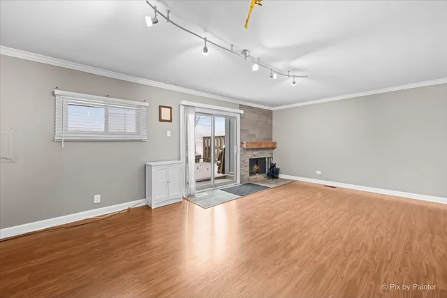 $345,500 | 215 Lakeshore Lane, Bloomingdale, IL 60108