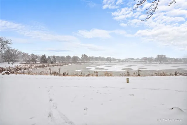 $345,500 | 215 Lakeshore Lane, Bloomingdale, IL 60108