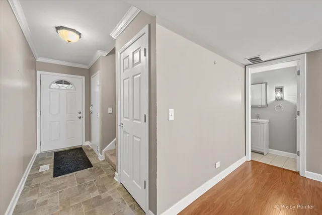 $345,500 | 215 Lakeshore Lane, Bloomingdale, IL 60108