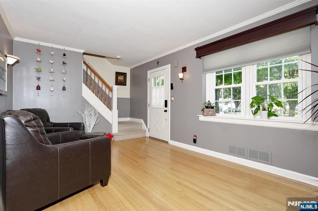 396 Burlington Road Paramus, NJ 07652 - Photo 5 of 46