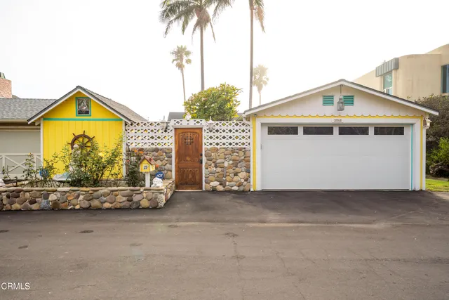 a view of front of house with a yard