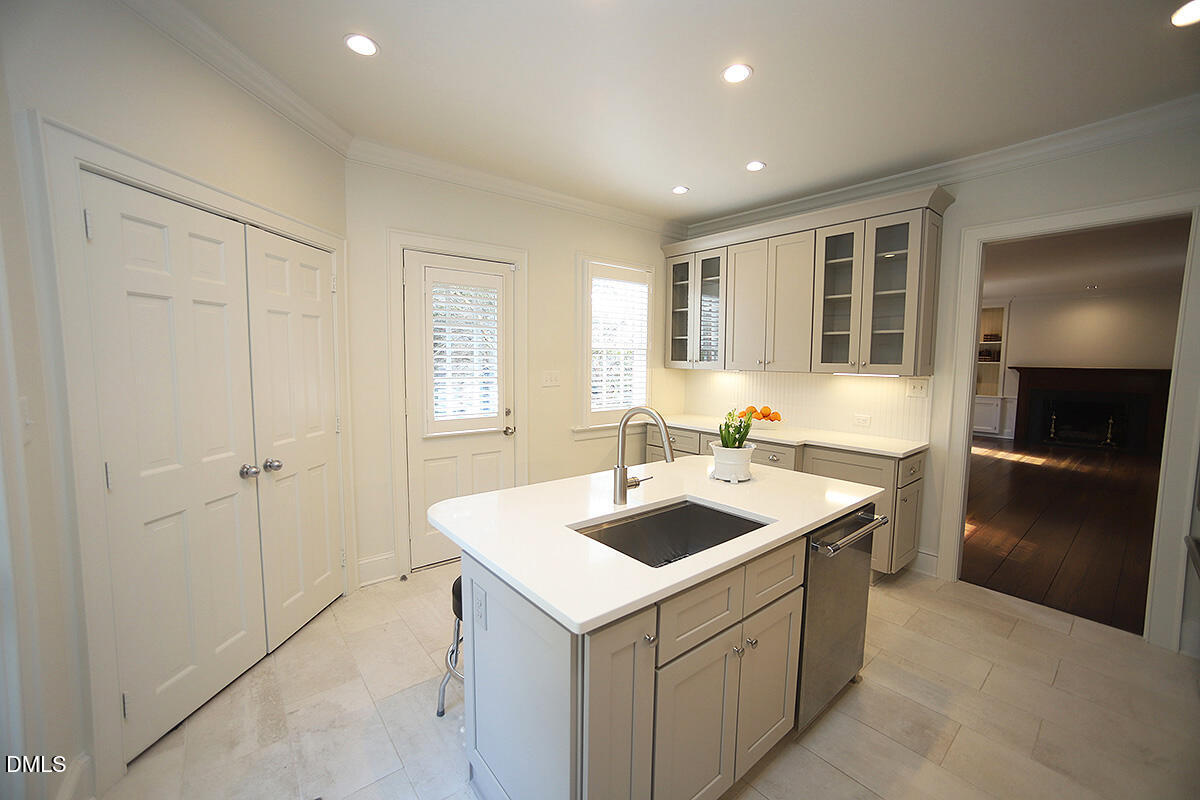815 Marlowe Road, Unit 10 Raleigh, NC 27609 - Photo 10 of 28 a kitchen that has a sink and a stove in it