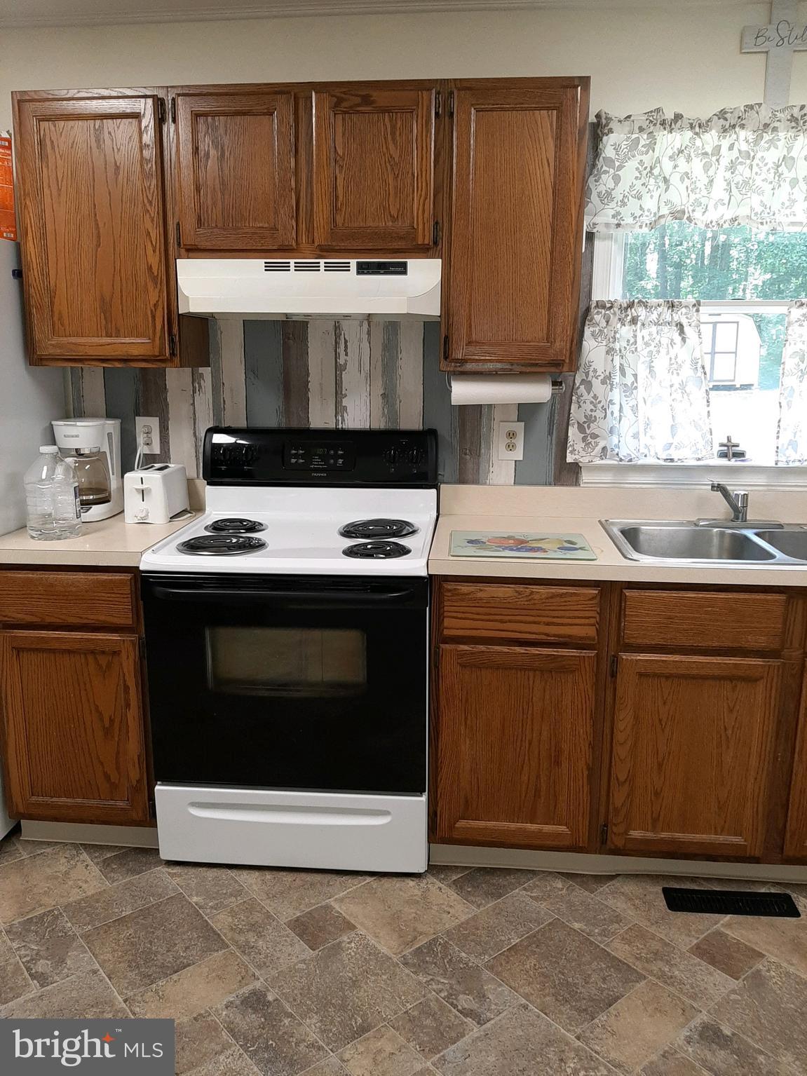 13811 Union Church Road Sumerduck, VA 22742 - Photo 27 of 47 kitchwnstov sink area