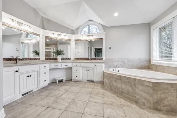 $949,900 | 4336 Hilton Head Drive, Oneida, WI 54155