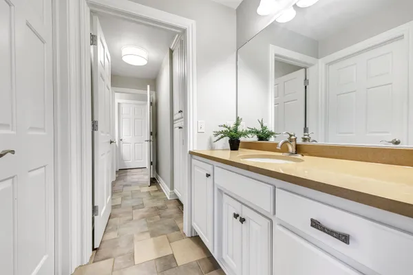 $949,900 | 4336 Hilton Head Drive, Oneida, WI 54155