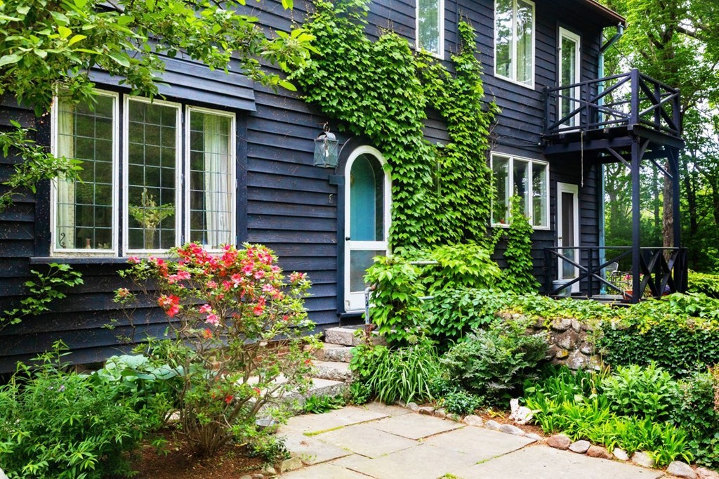 893 Highland Street Hamilton, MA 01982 - Photo 23 of 42 a front view of a house with a yard