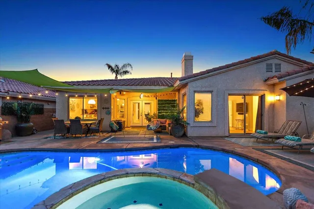a view of a swimming pool with seating space