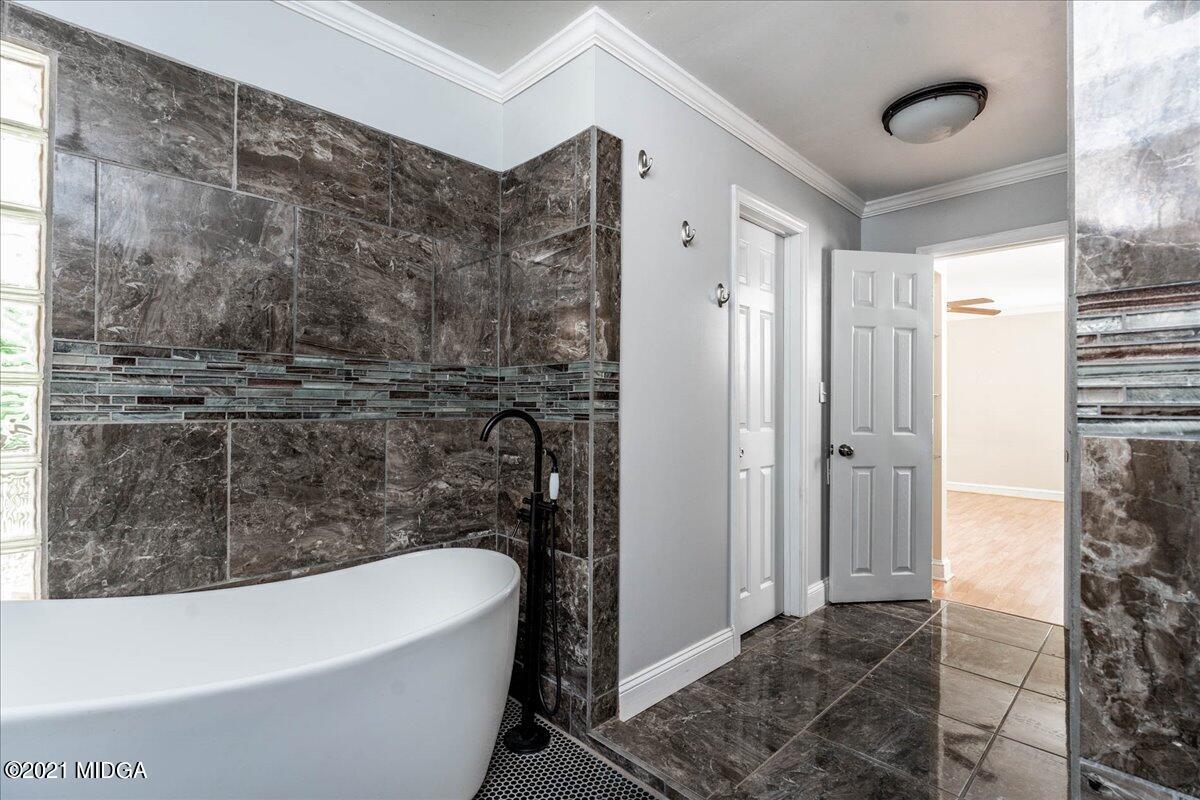 455 Lite-N-Tie Road Gray, GA 31032 - Photo 21 of 47 a bathroom with a bathtub and shower