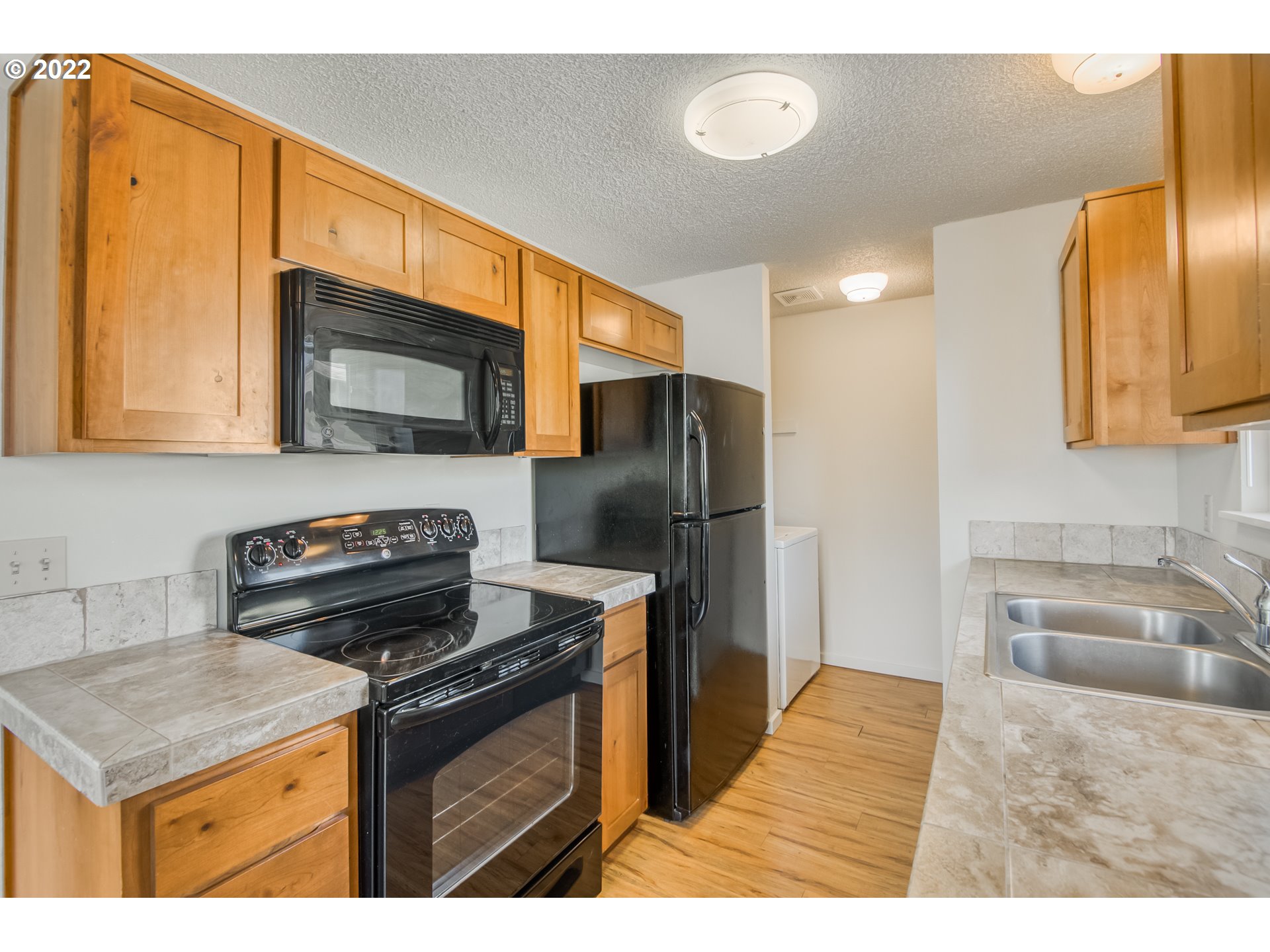 3003 Southwest Vermont Street Portland, OR 97219 - Photo 10 of 32 Gallery Image 10