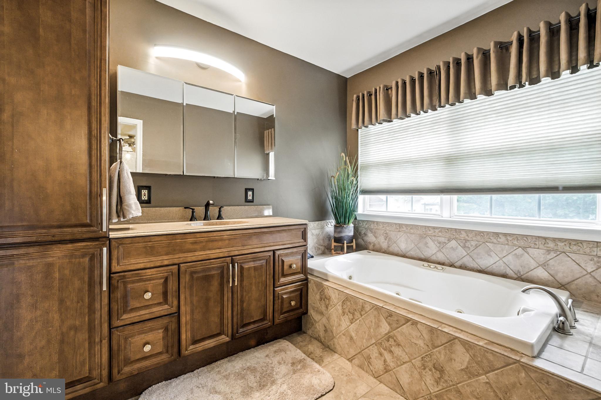 86 Pondview Lane Sicklerville, NJ 08081 - Photo 29 of 35 a bathroom with a tub sink and mirror