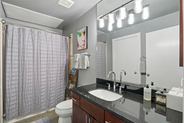 a view of a livingroom with furniture and a ceiling fan