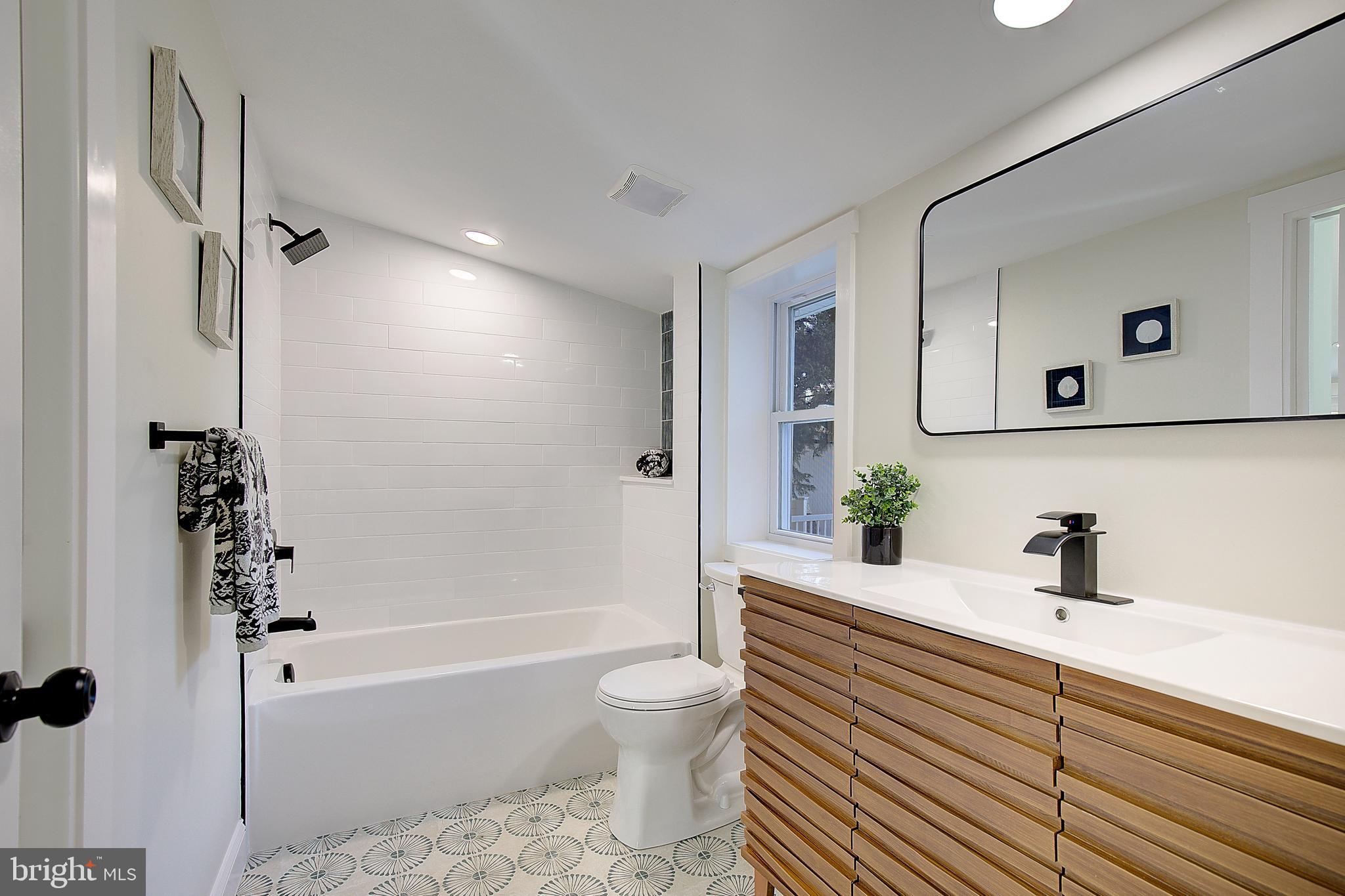 1423 Park Road Edgewater, MD 21037 - Photo 24 of 40 a bathroom with a sink a toilet and a bathtub