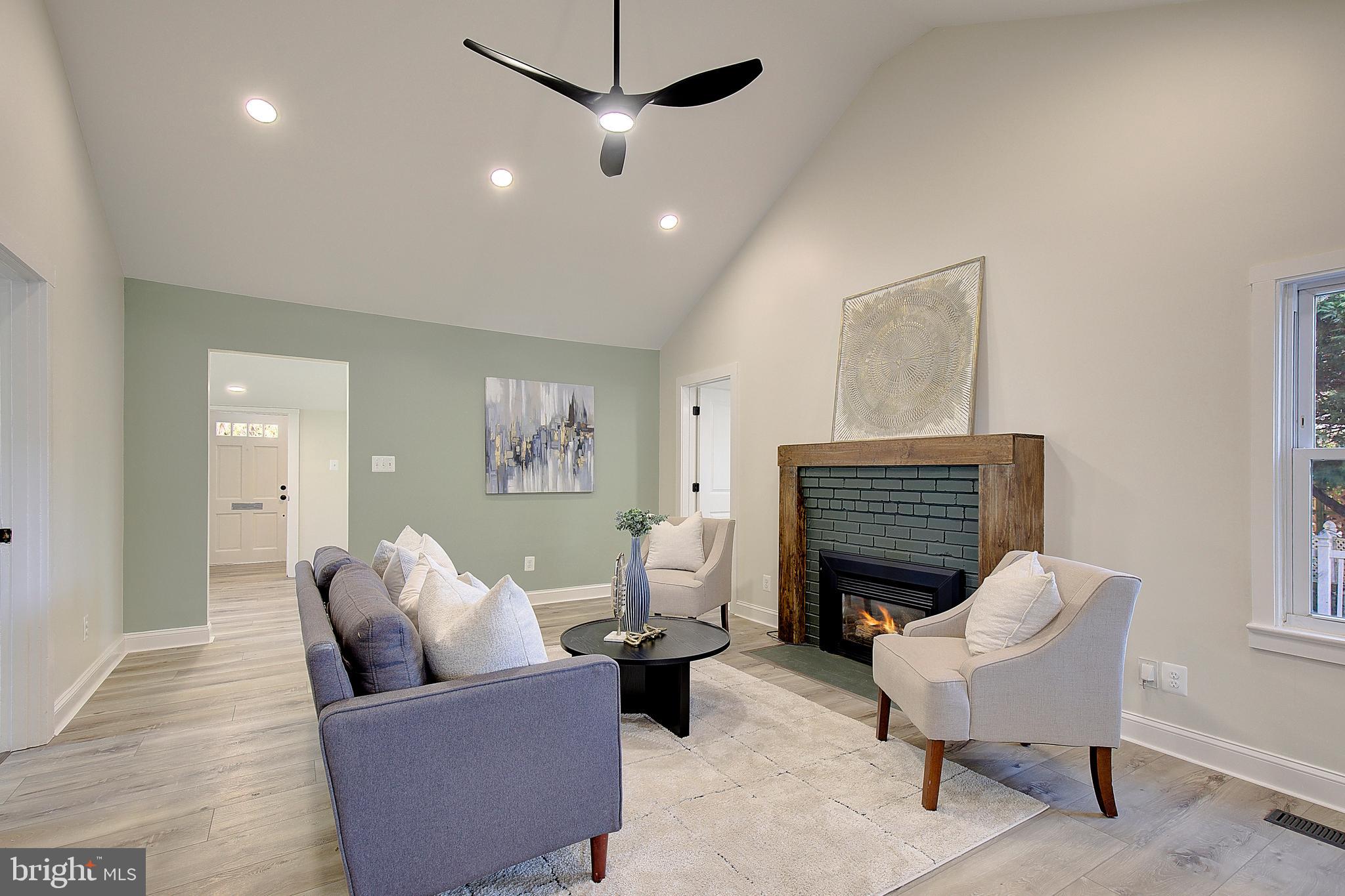 1423 Park Road Edgewater, MD 21037 - Photo 6 of 40 a living room with furniture