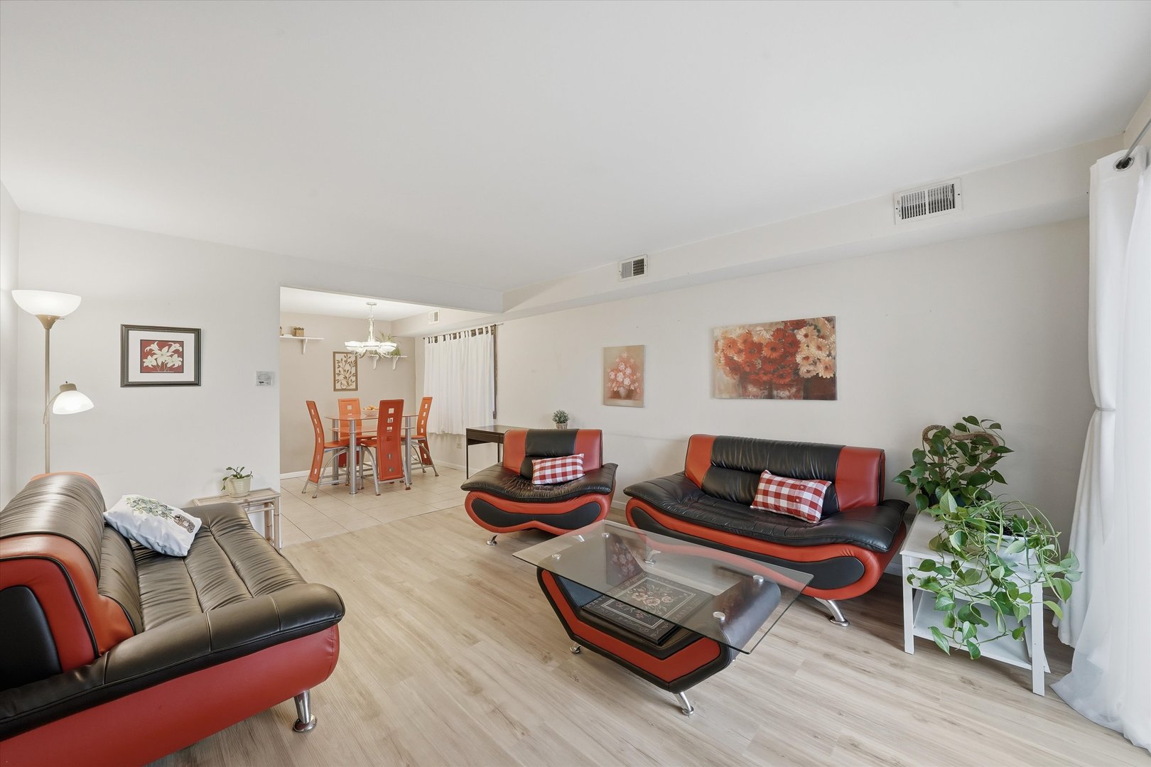 6525 West 64th Place, Unit 1W Chicago, IL 60638 - Photo 3 of 14 a living room with furniture and a potted plant
