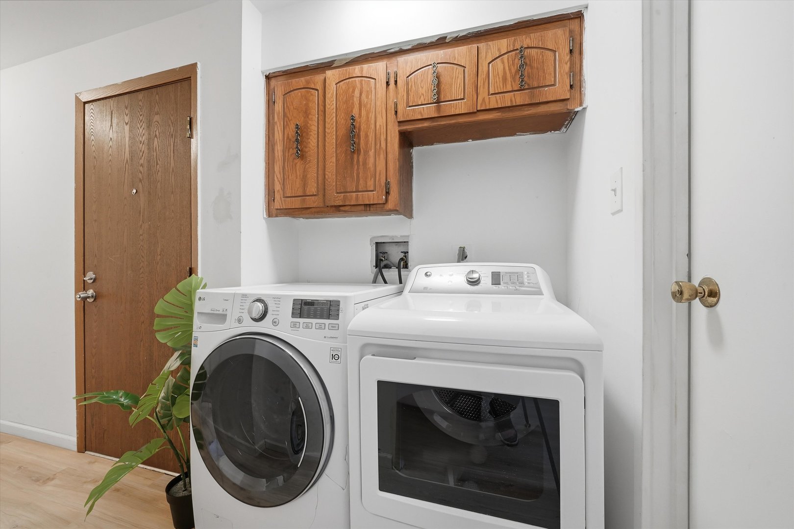 6525 West 64th Place, Unit 1W Chicago, IL 60638 - Photo 7 of 14 a utility room with dryer and washer