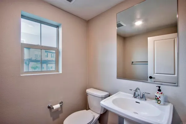 $3,900 | 1089 Delpy View Point, Vista, CA 92084