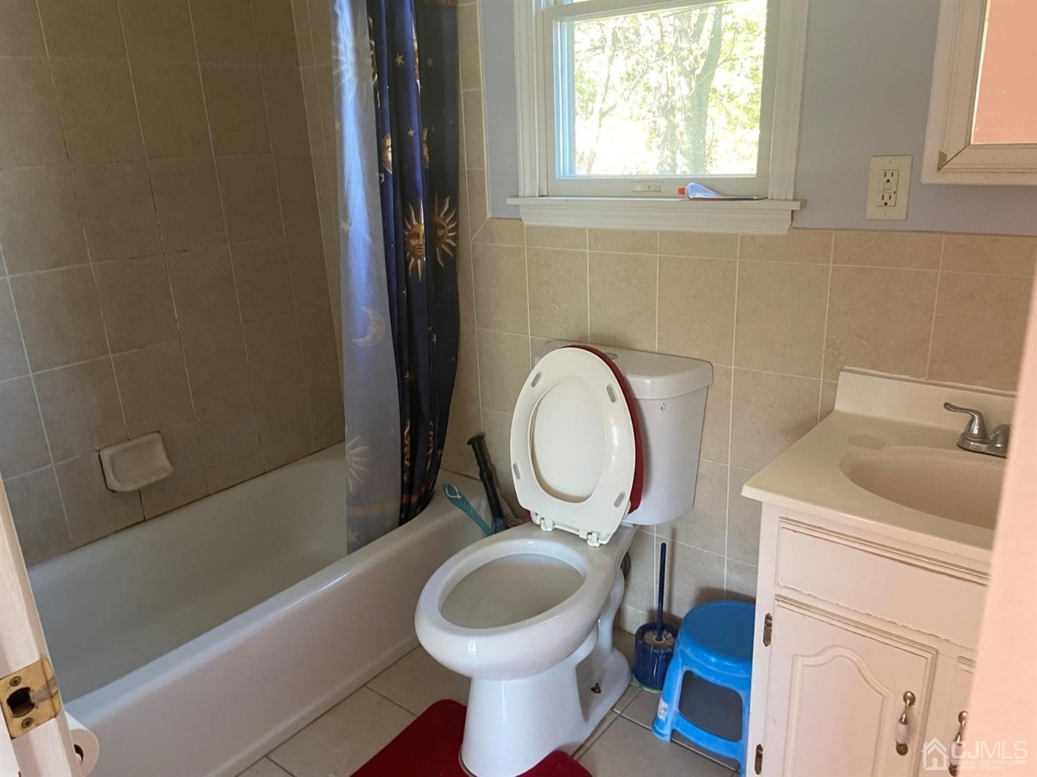 1602 Oak Tree Road Iselin, NJ 08830 - Photo 7 of 13 a bathroom with a toilet a sink and a bathtub