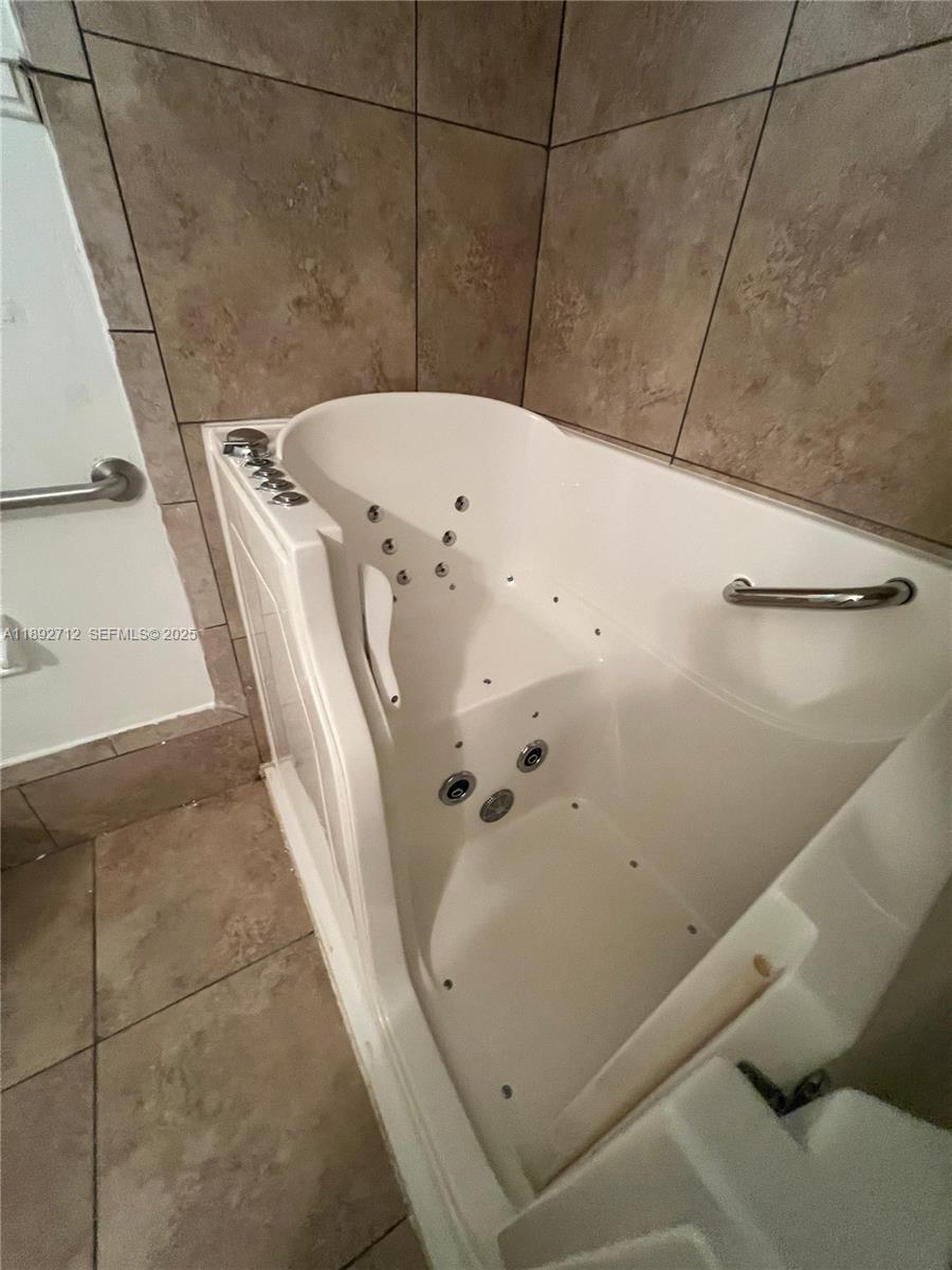 8935 Southwest 104th Place Ocala, FL 34481 - Photo 21 of 21 a bathroom with a bathtub