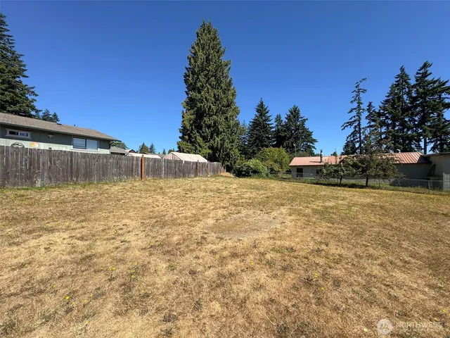 a view of a backyard of the house